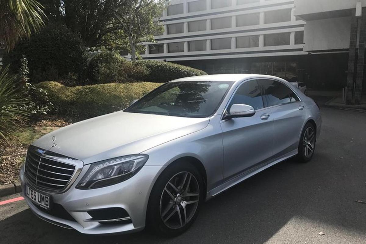 hoone ees pargitud hõbedane auto