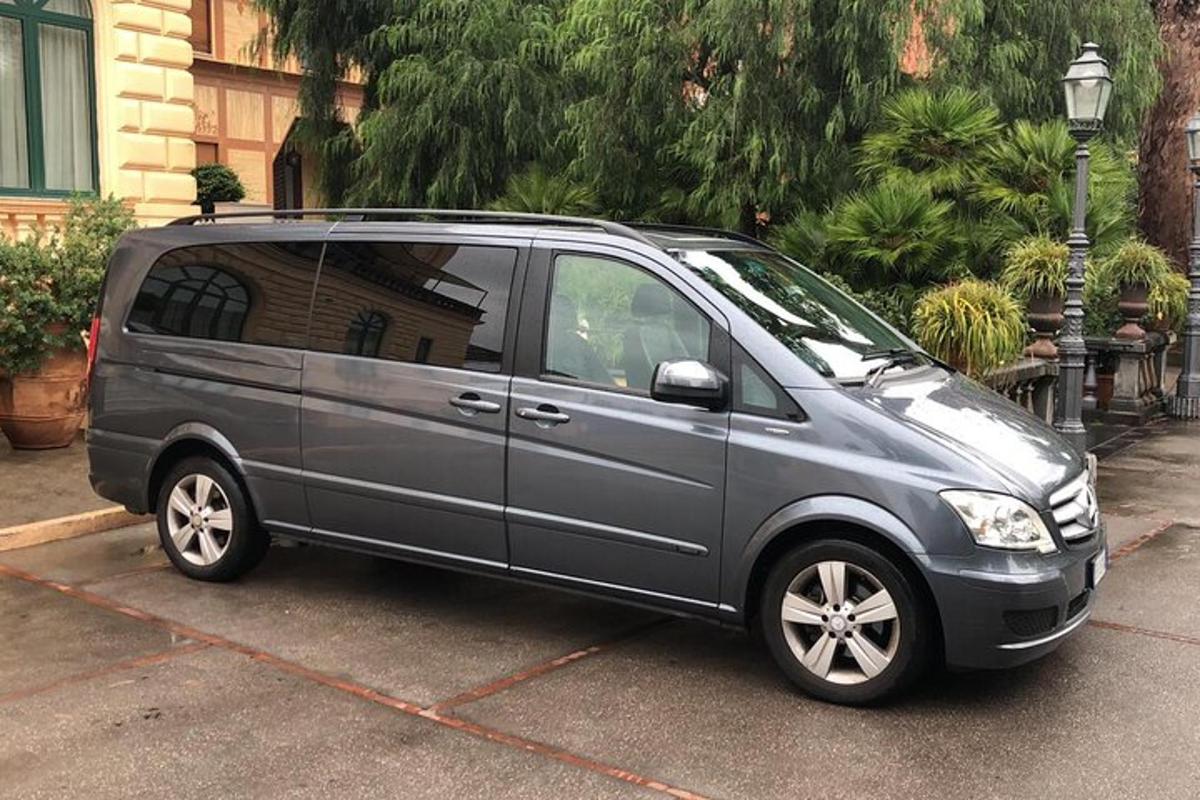 un furgone argentato parcheggiato in un parcheggio