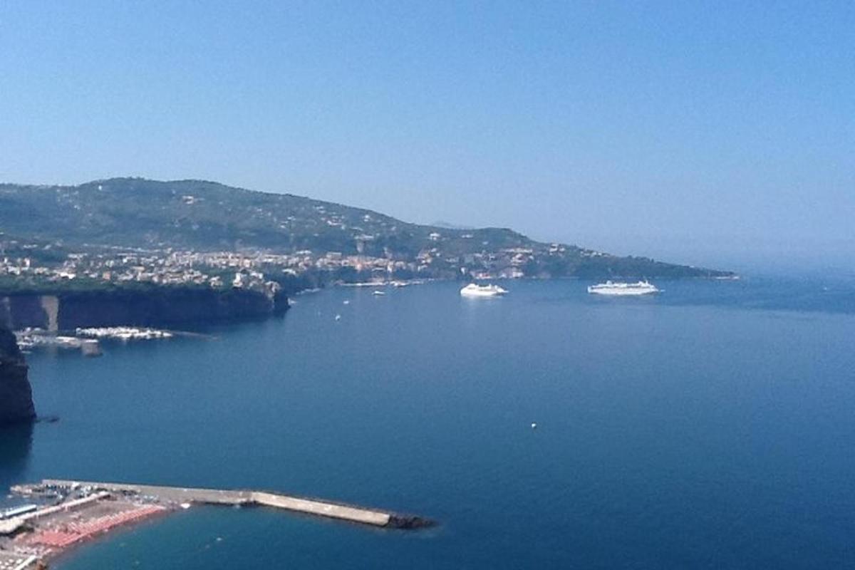 uma vista aérea de um grande corpo de água com dois barcos