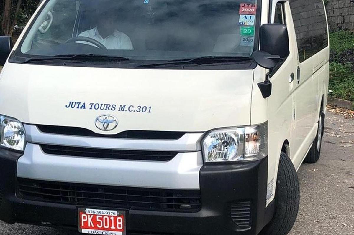 bel kombi parkiran na parkirišču