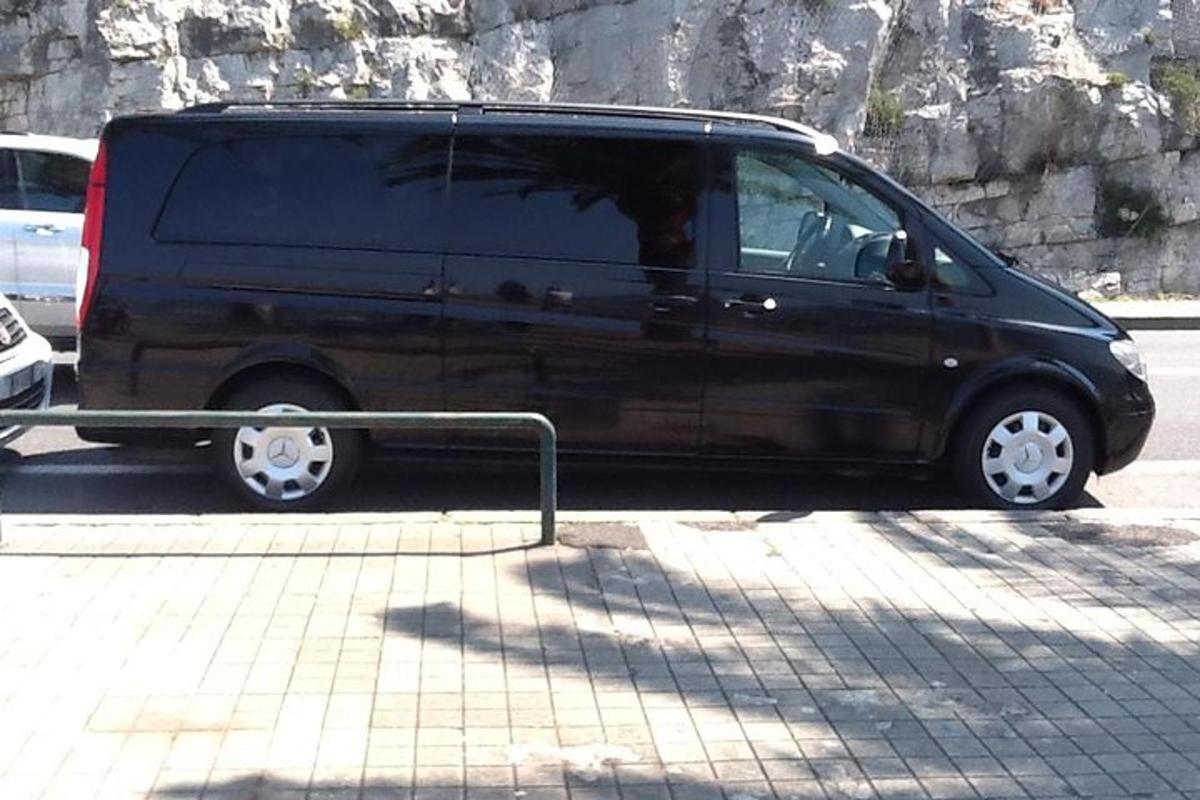 černá dodávka zaparkovaná na kraji ulice