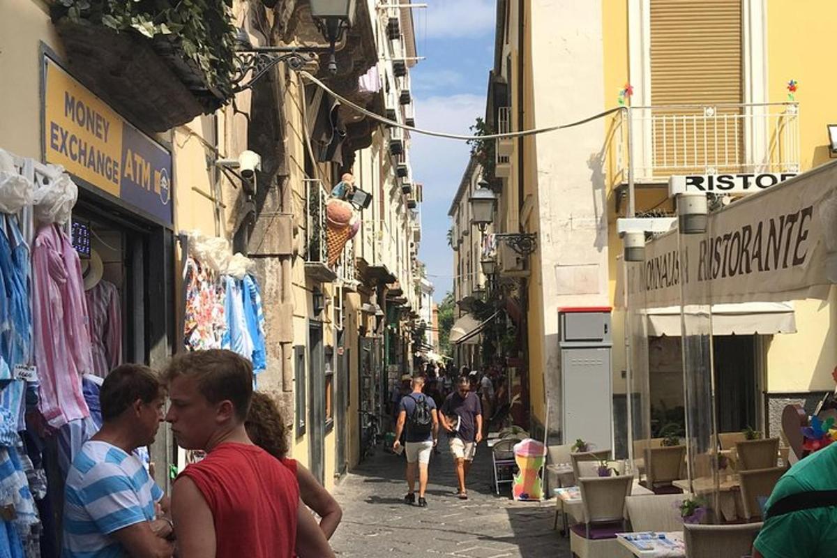 skupina lidí jdoucích po ulici s budovami