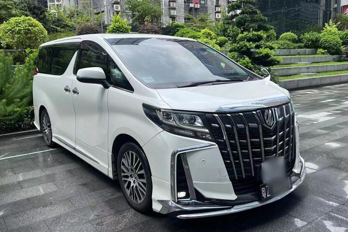 un SUV alb parcat într-o parcare