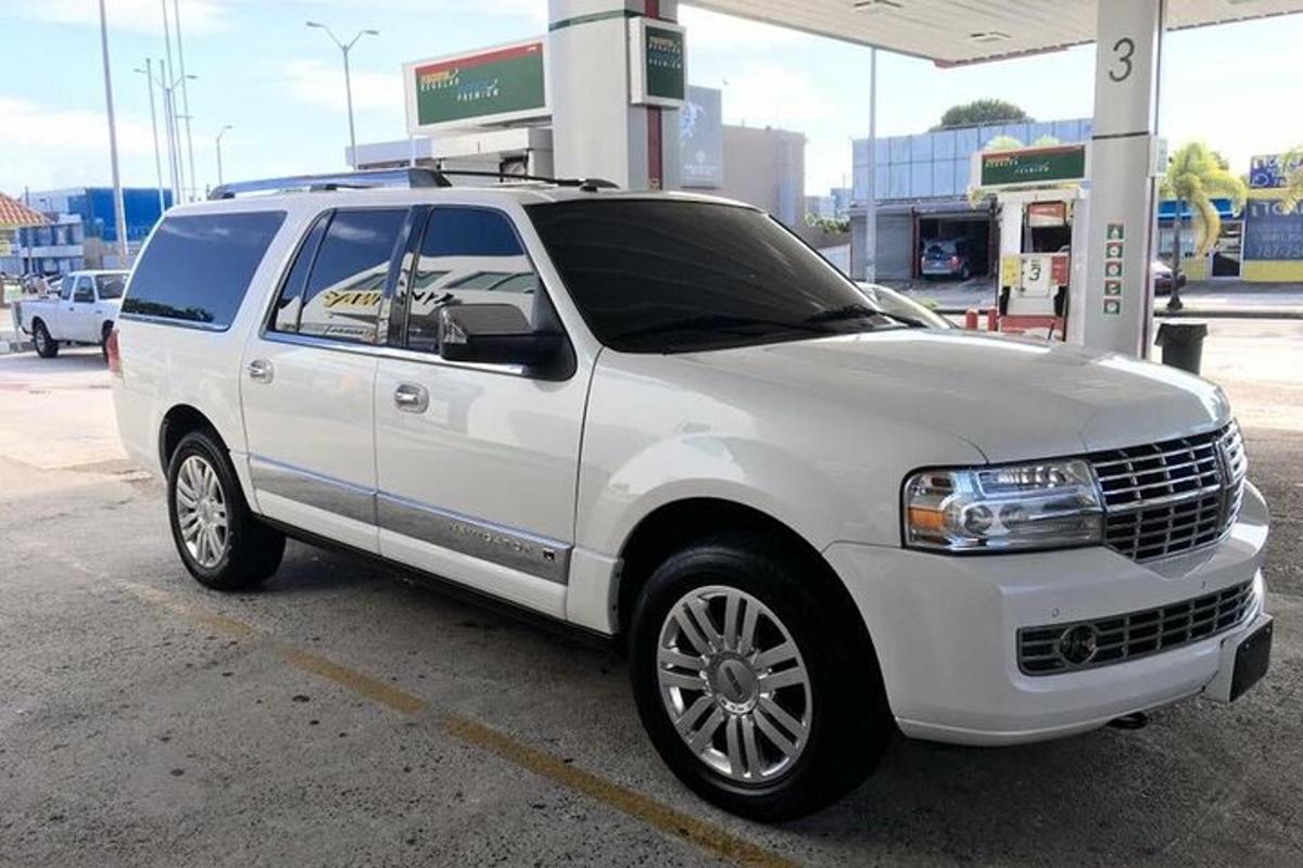um SUV branco estacionado em um posto de gasolina