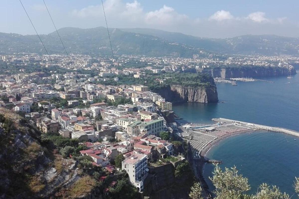 zračni pogled na mesto in ocean