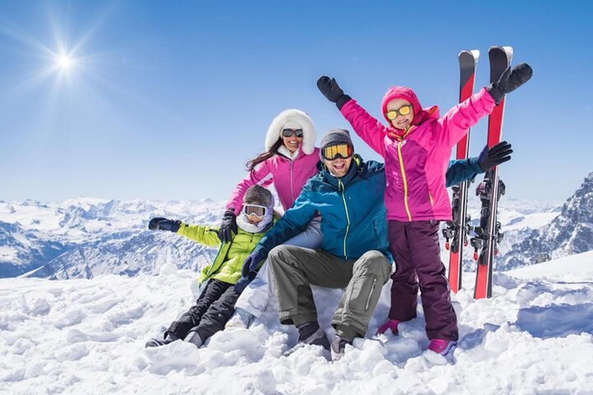 un gruppo di persone sedute nella neve
