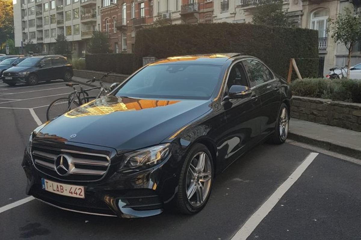 černé auto zaparkované na parkovišti