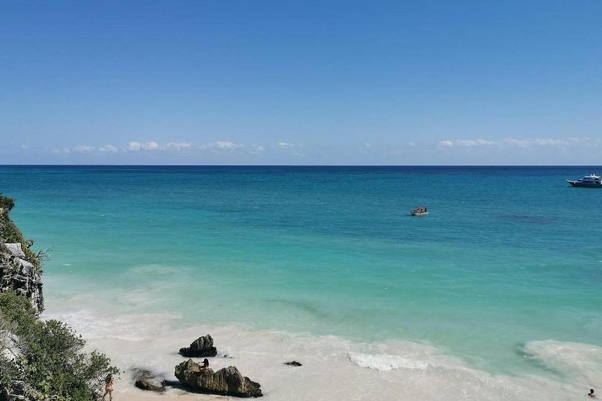 una vista de una playa con agua azul