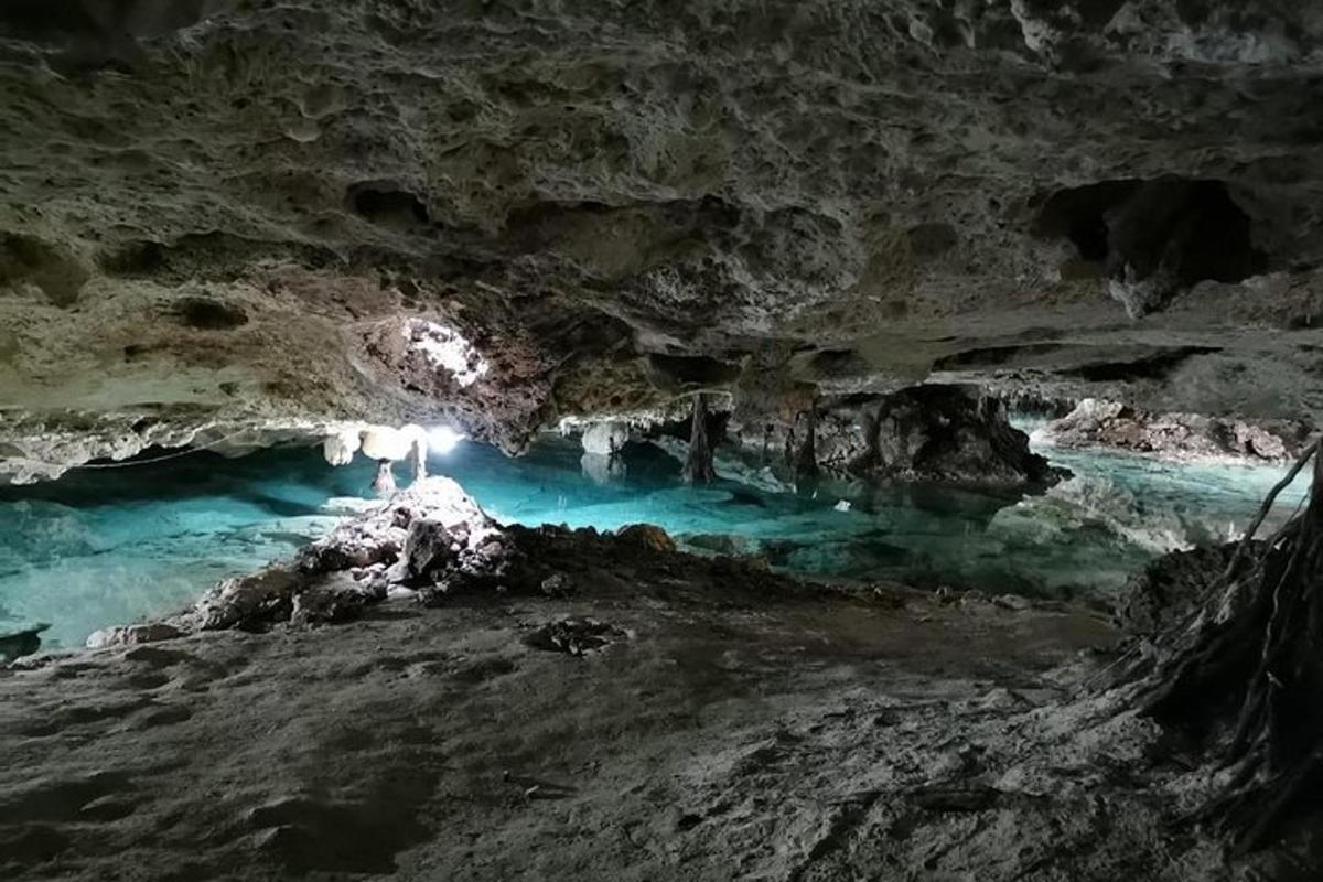 sebuah gua dengan kolam air biru di dalamnya