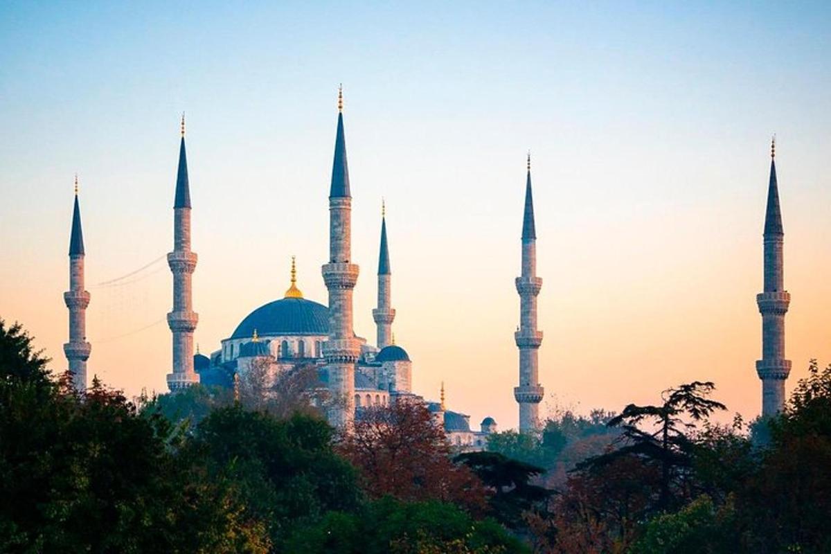mešita s modrými kopulemi a minarety v pozadí
