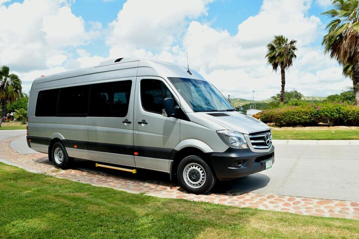 een zilveren busje geparkeerd op een parkeerplaats