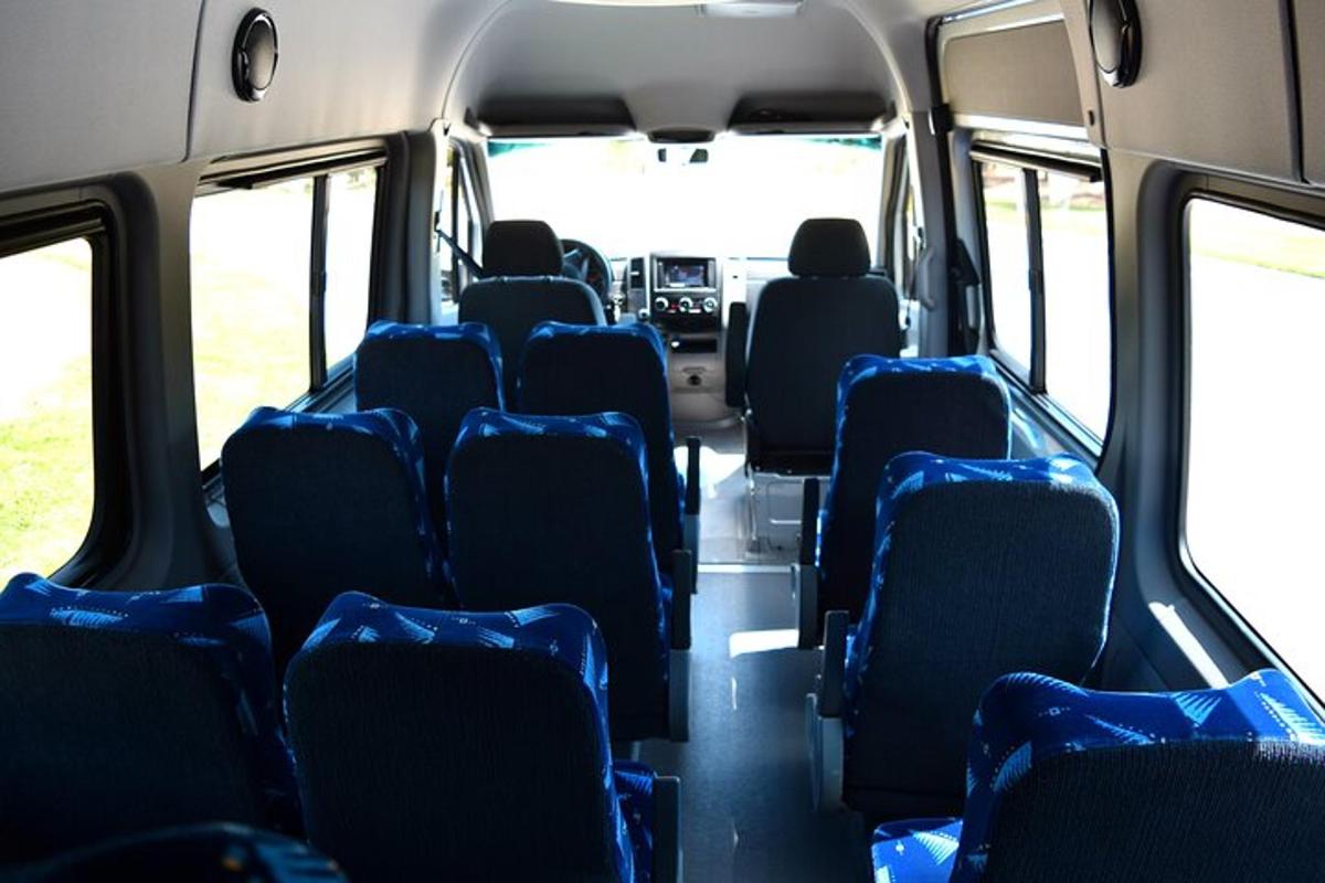 um ônibus vazio com assentos azuis em um ônibus