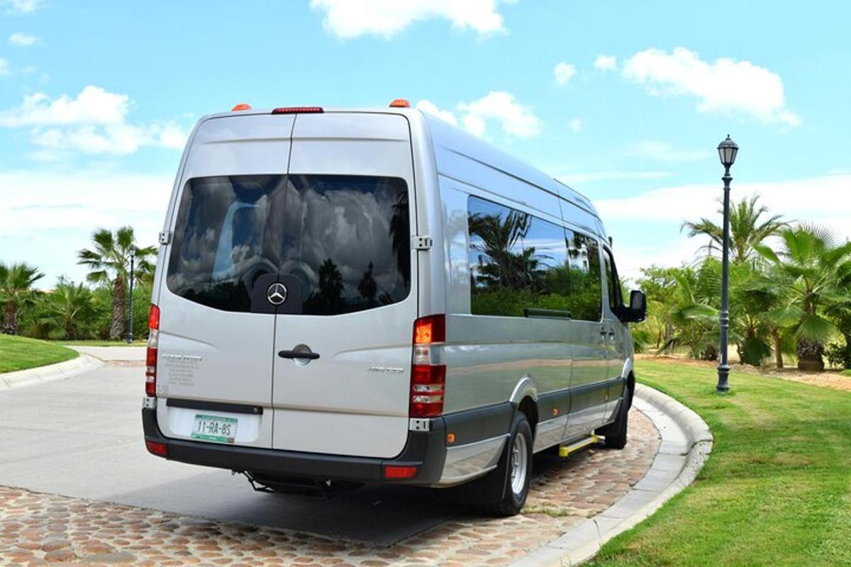 uma van branca estacionada em um estacionamento