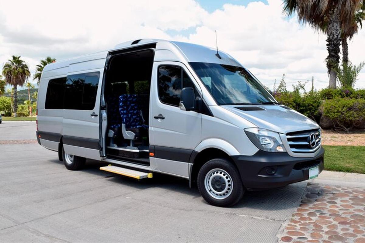 uma van estacionada em um estacionamento com a porta aberta
