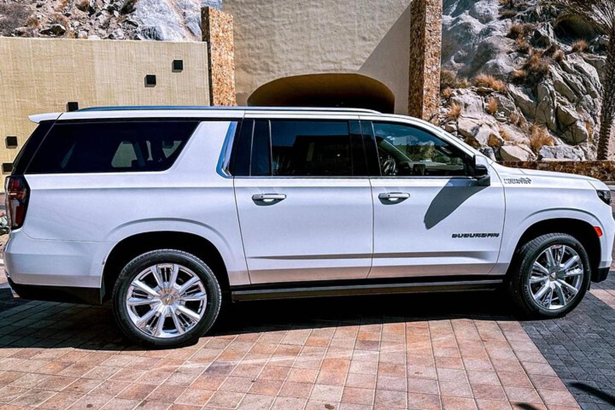 bílé SUV zaparkované před budovou