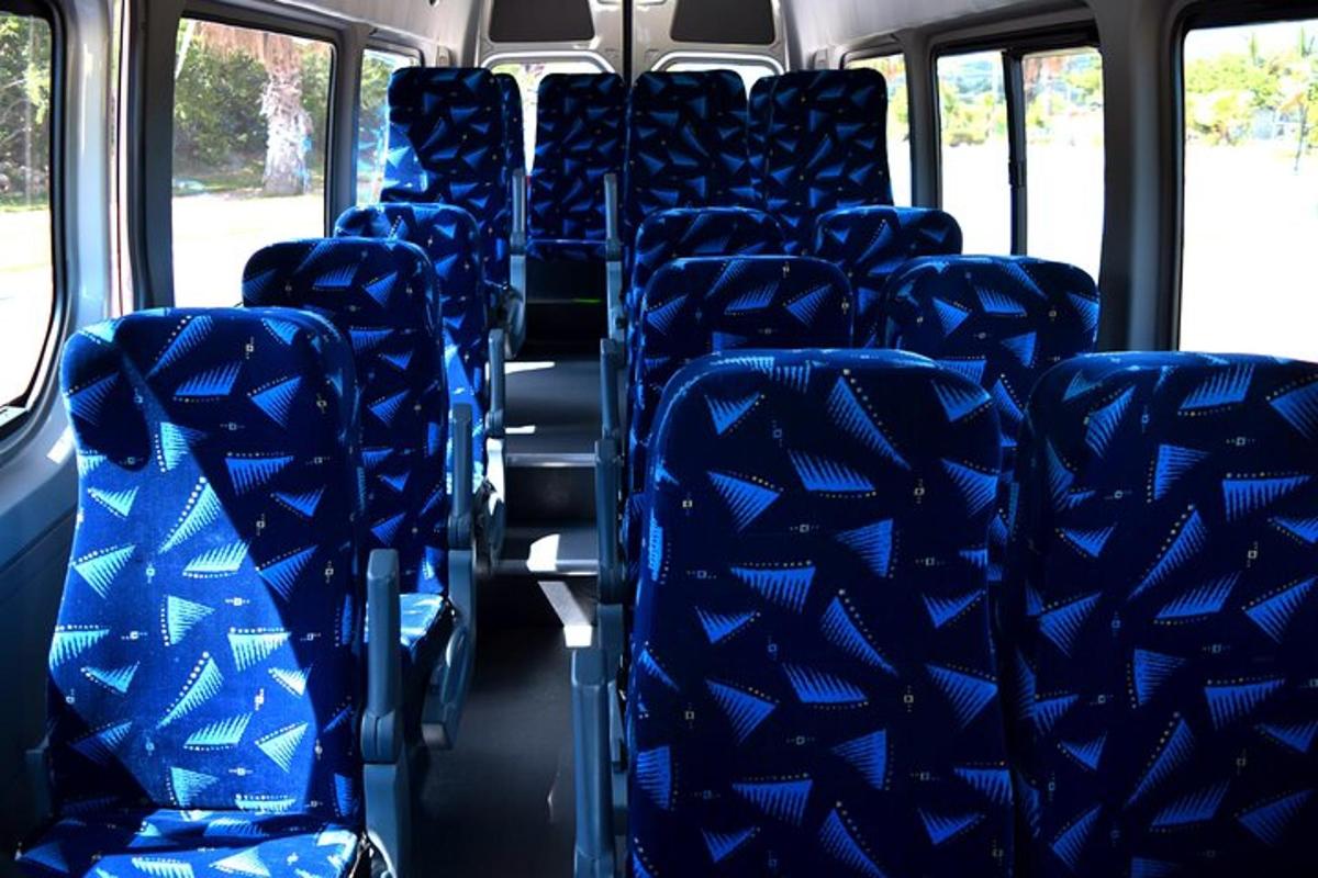 un gruppo di sedili blu su un autobus