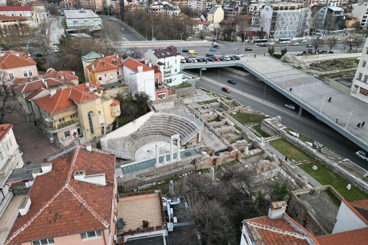 uma vista aérea de uma cidade com uma ponte e edifícios