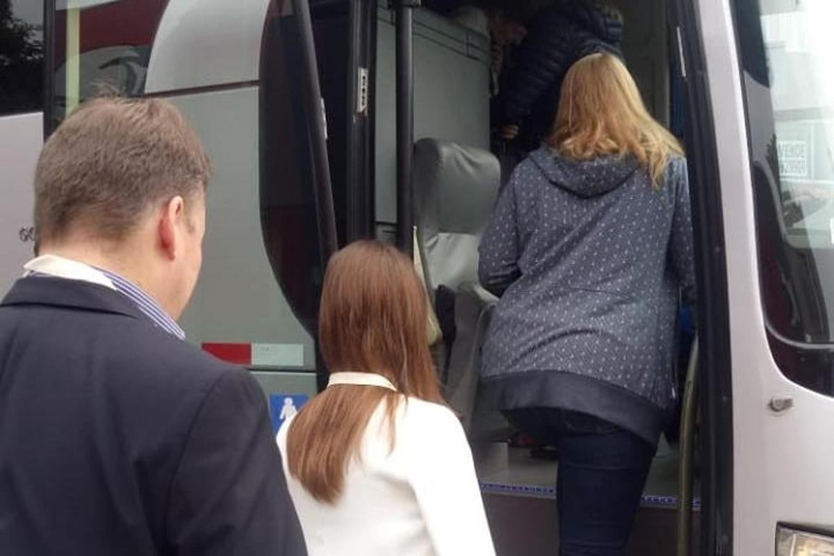 pár ember felszáll egy buszra