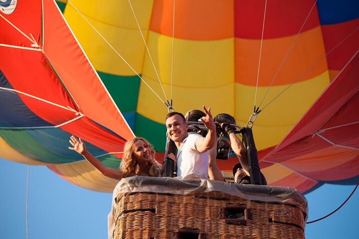 un grup de oameni care călătoresc într-un balon cu aer cald