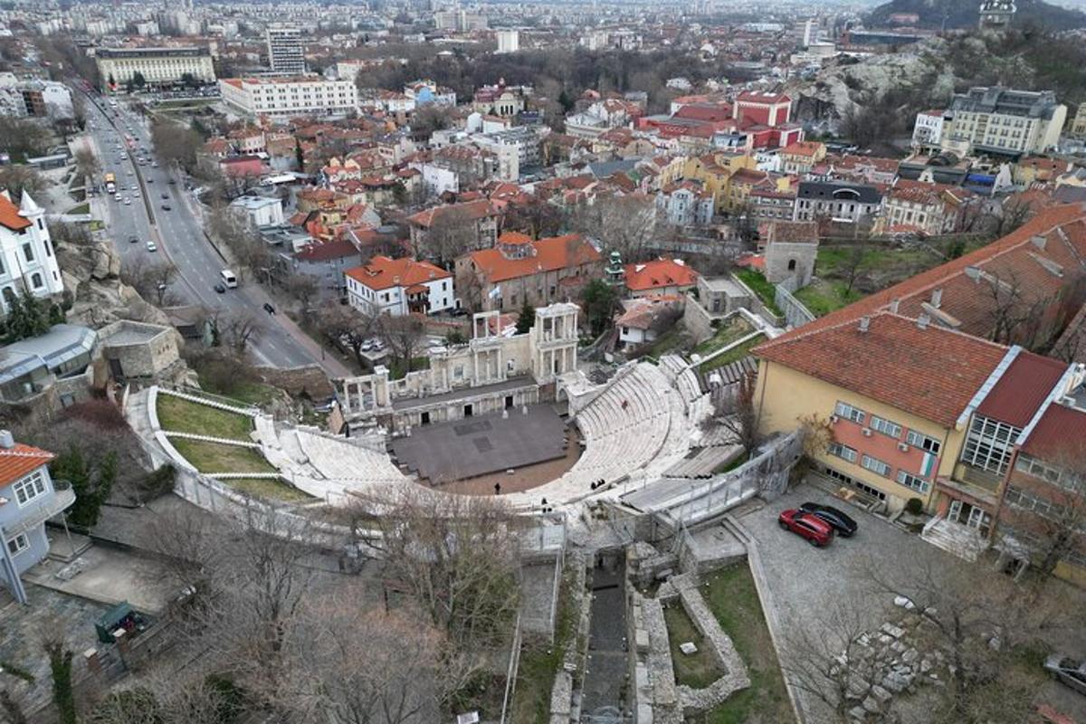 uma vista aérea de uma cidade com um edifício