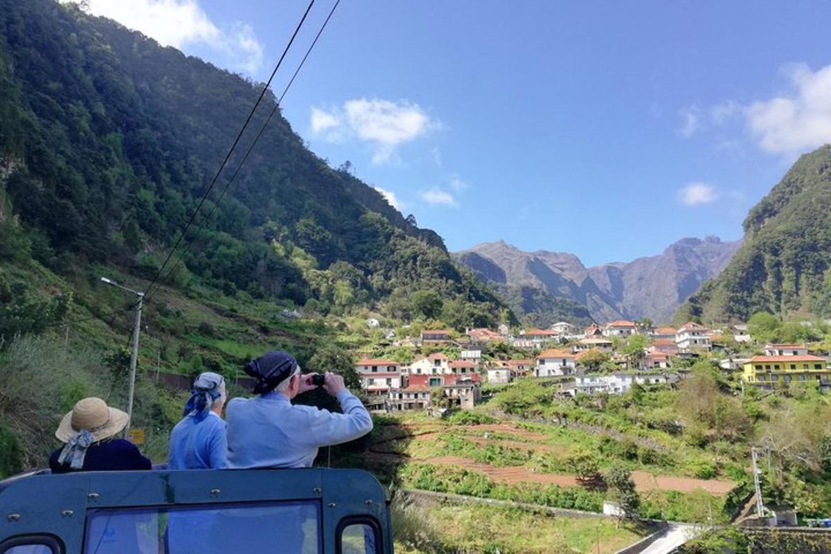sekumpulan orang mengambil gambar lembah
