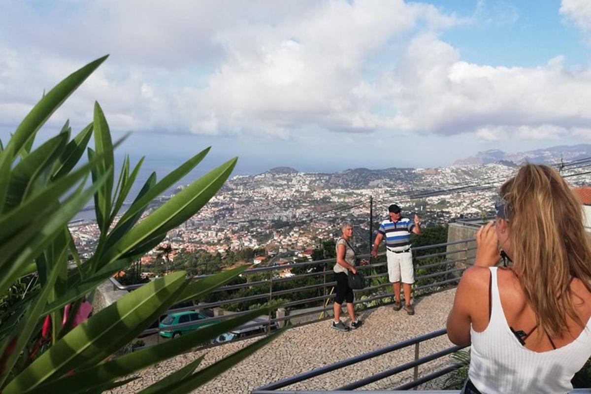 sieviete fotografē pilsētu