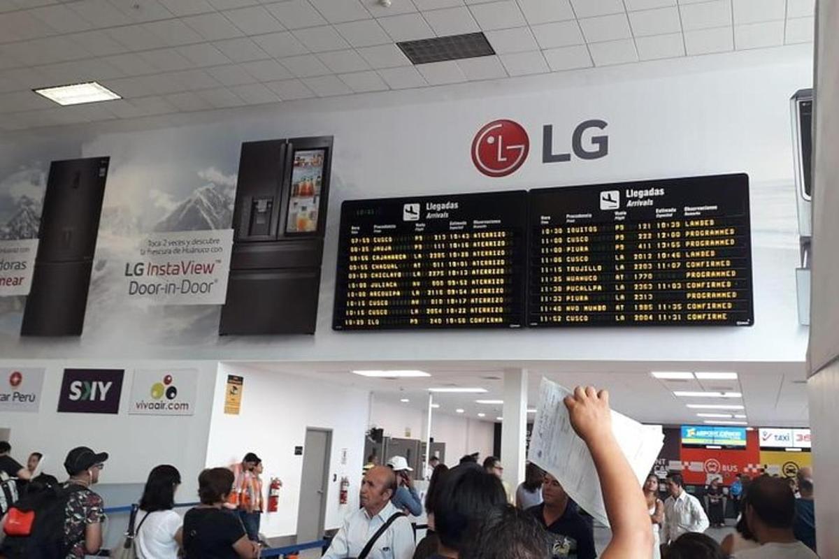 ένα πλήθος ανθρώπων που περιμένουν στην ουρά σε ένα αεροδρόμιο