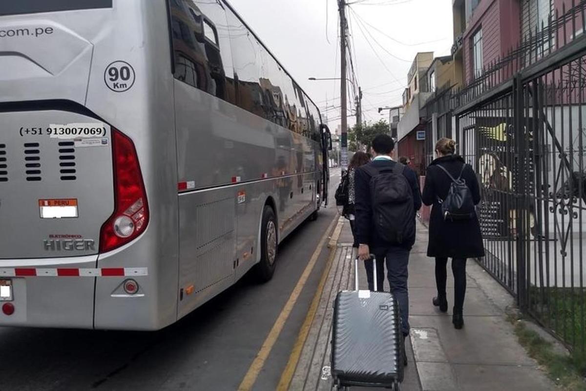 egy csoport ember sétál egy busz mellett