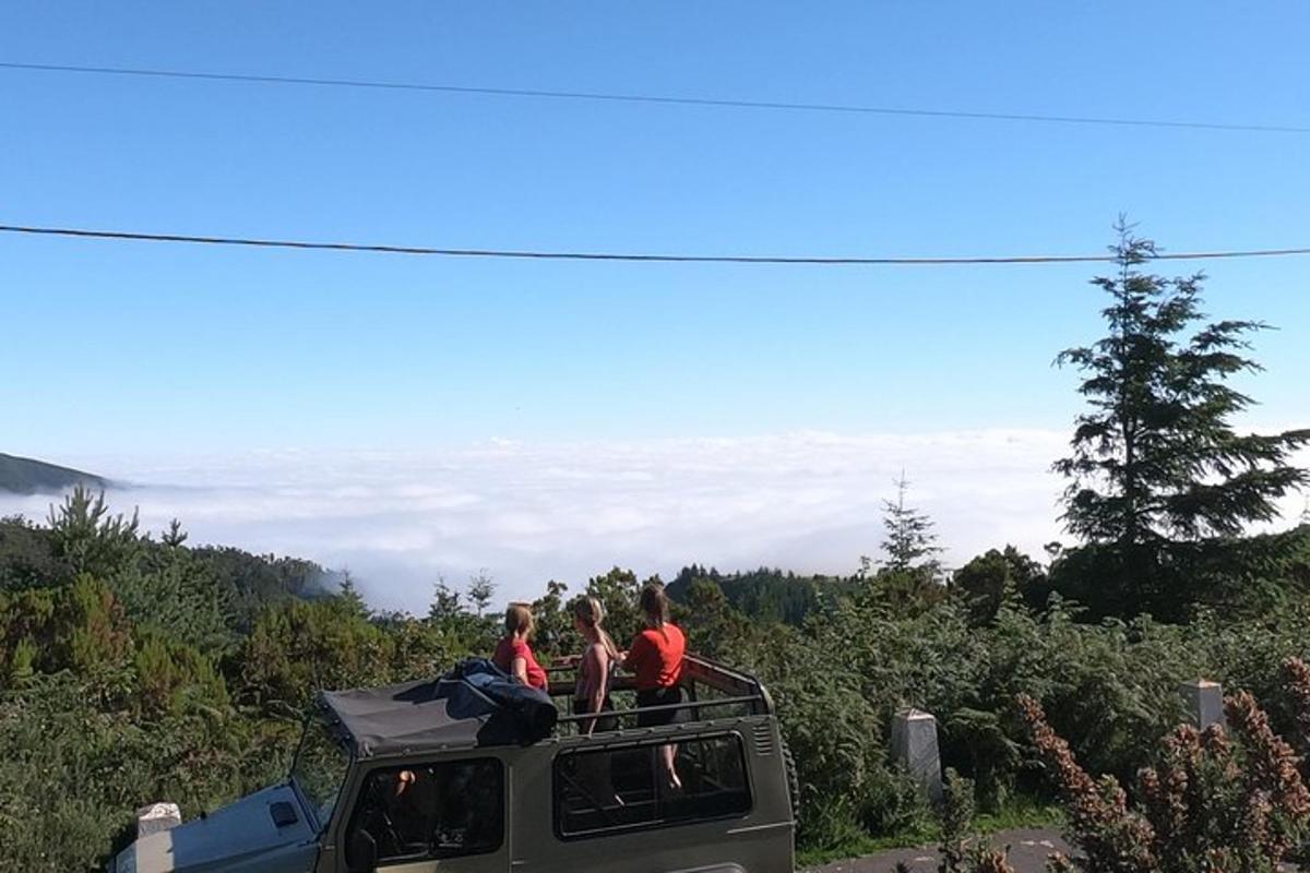 三个人站在卡车顶上