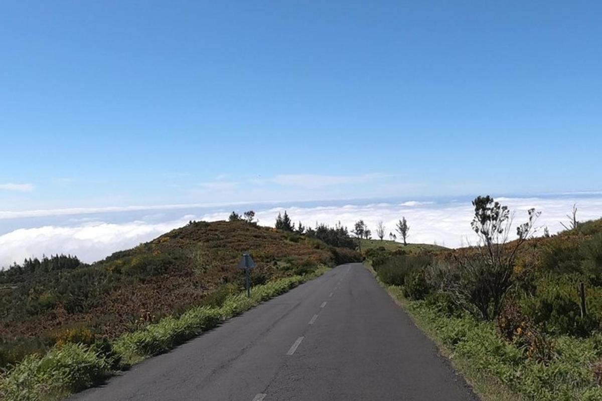 jalan kosong di tengah-tengah bukit