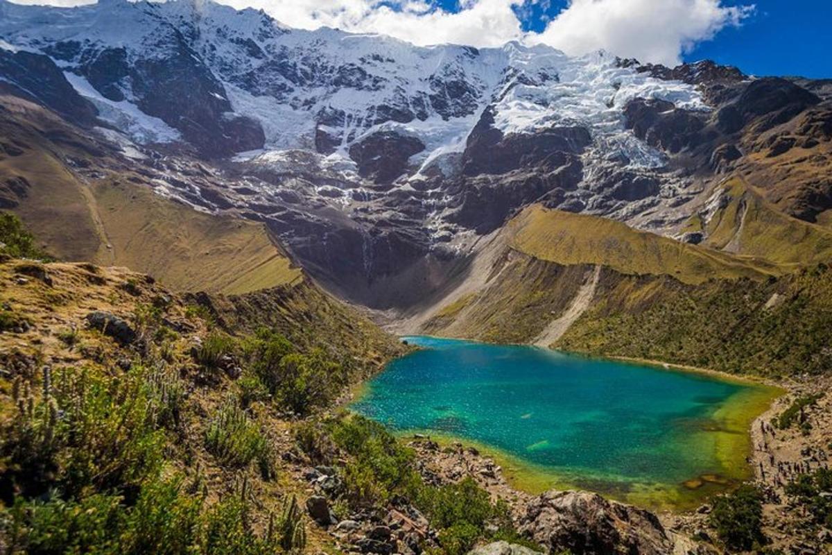 zračni pogled na gorsko jezero v gorah