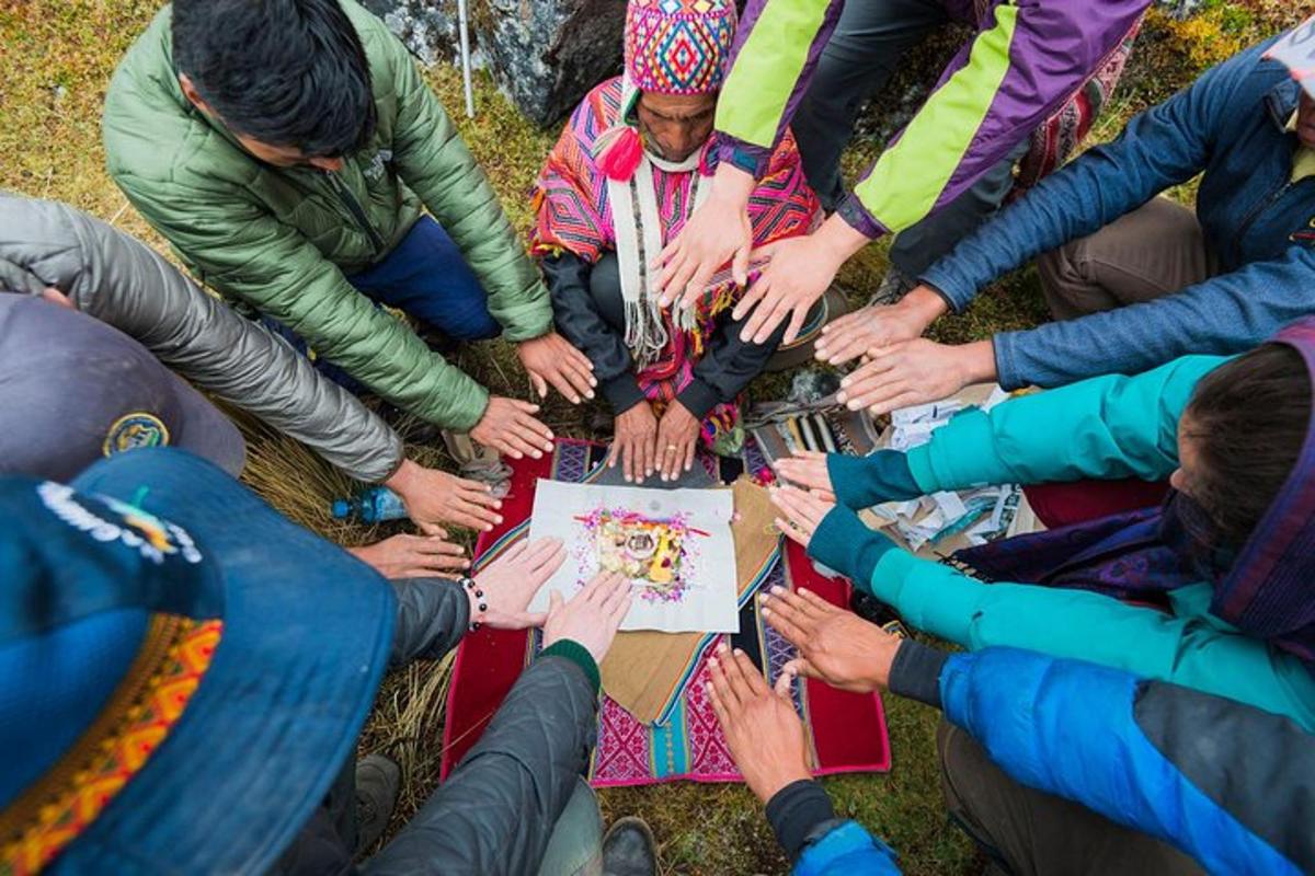 Un grupo de personas sentadas alrededor de una mesa jugando un juego.