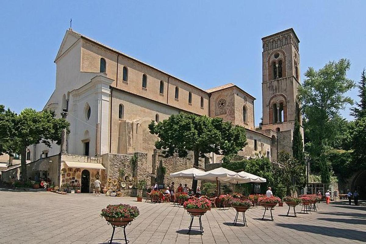 un grande edificio con una chiesa con una torre dell'orologio