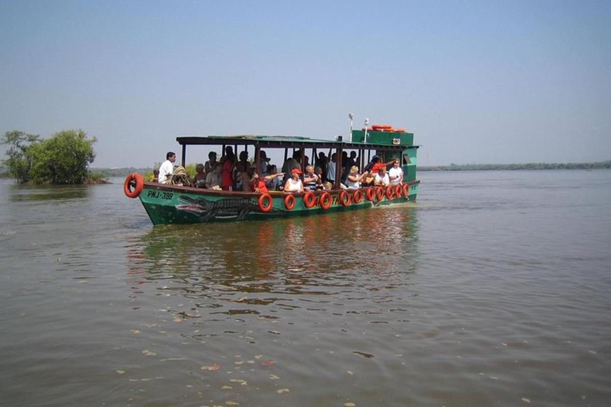 eine Gruppe von Menschen auf einem Boot im Wasser