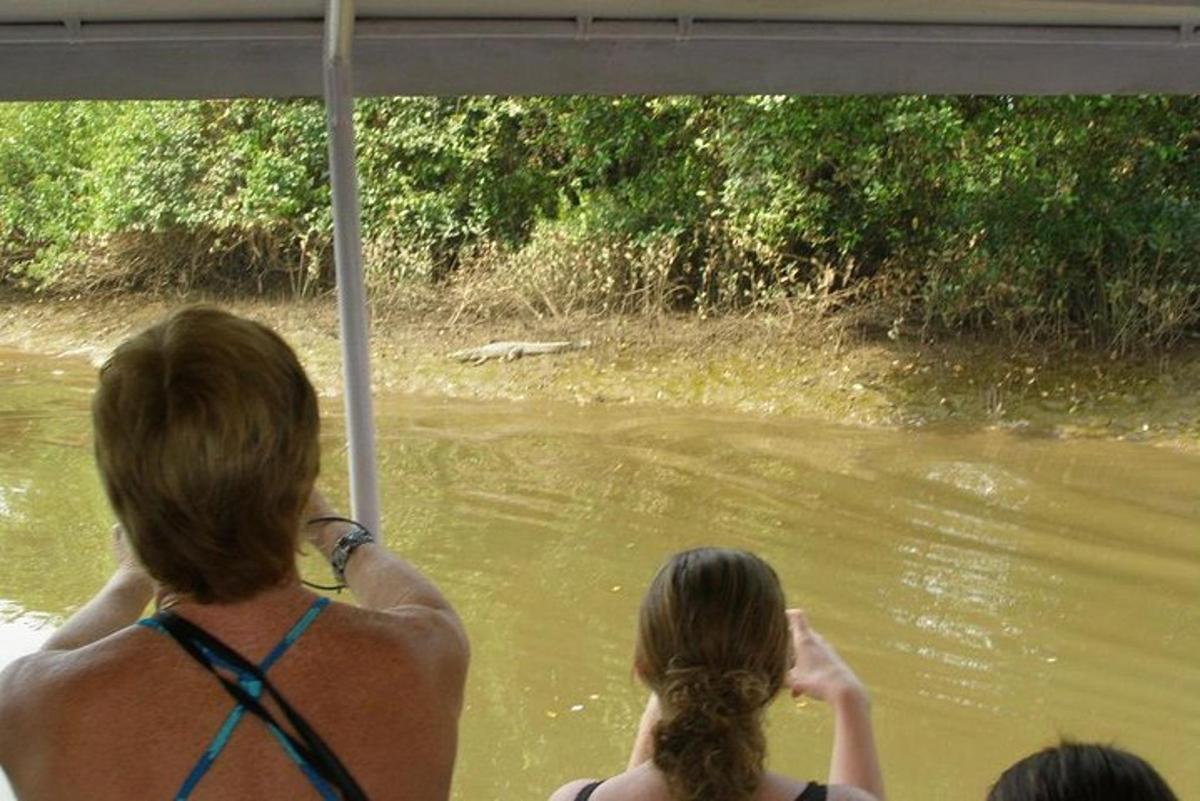 un paio di persone in acqua su una barca