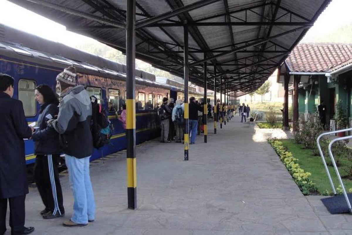 un gruppo di persone in attesa di un treno in una stazione ferroviaria