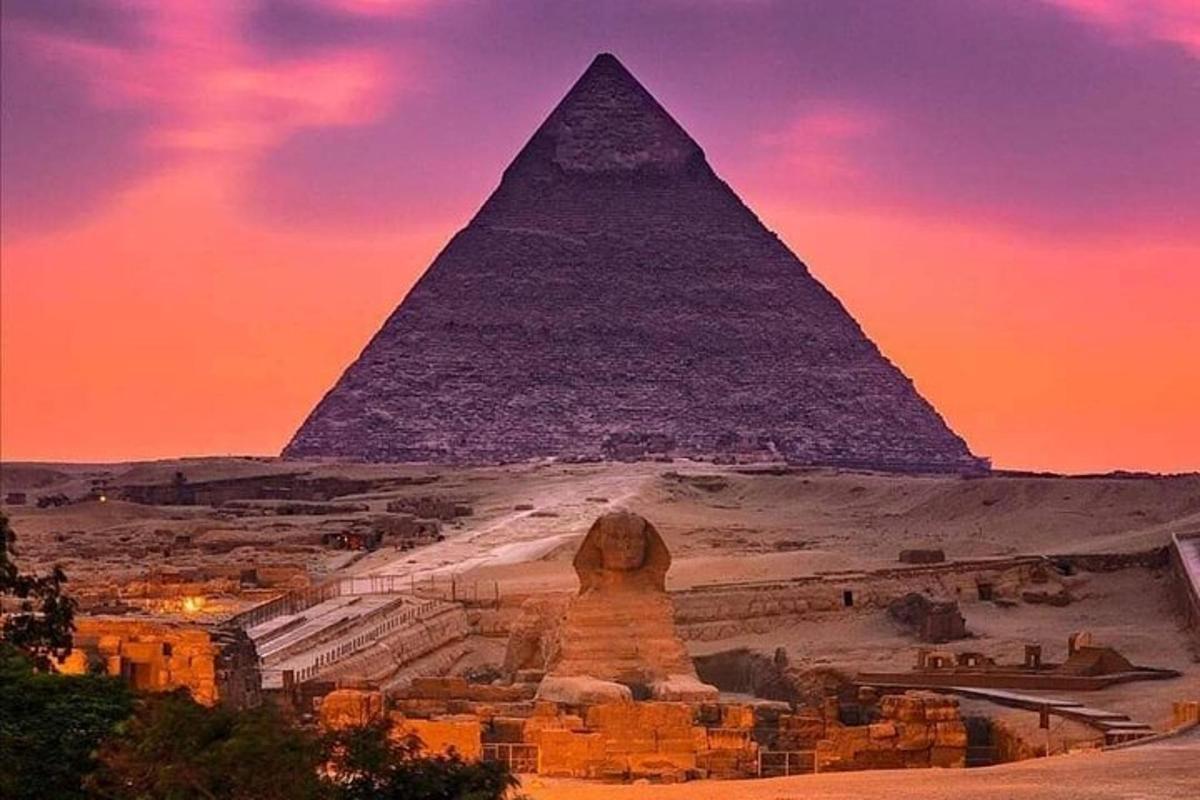 Útsýni yfir píramídana í Egyptalandi við sólsetur