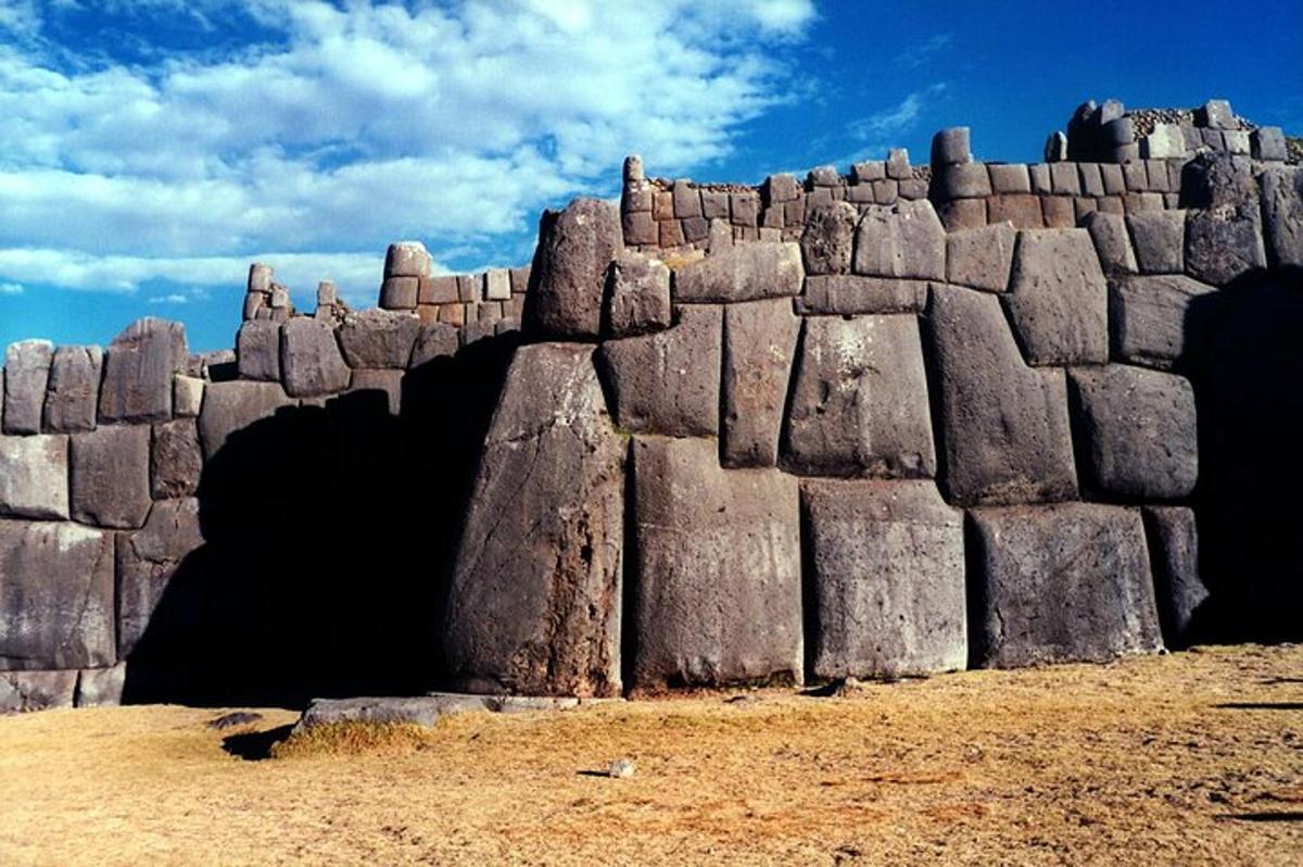 un gran mur de pedra situat a sobre d'un camp