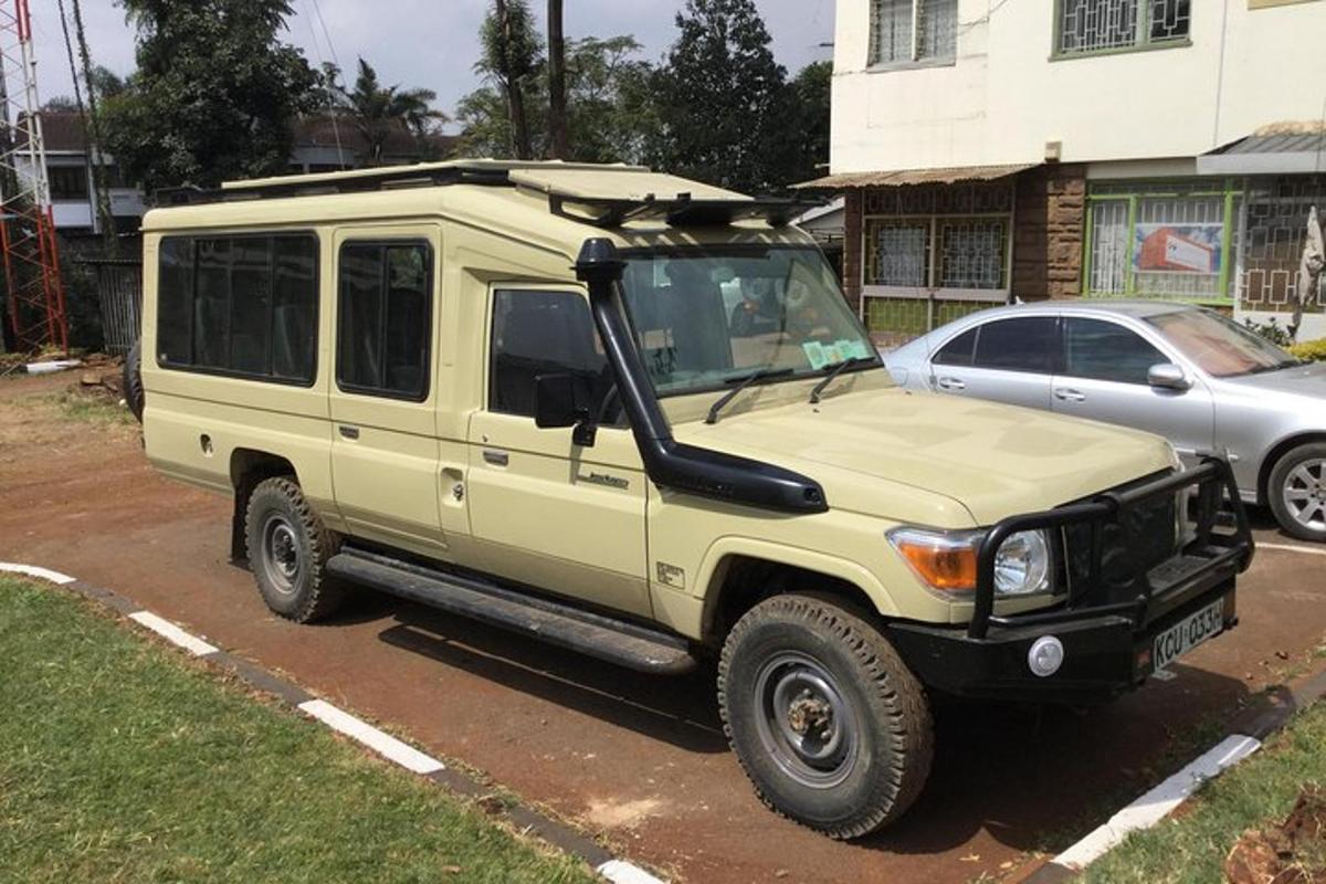 um jipe bege estacionado em um estacionamento