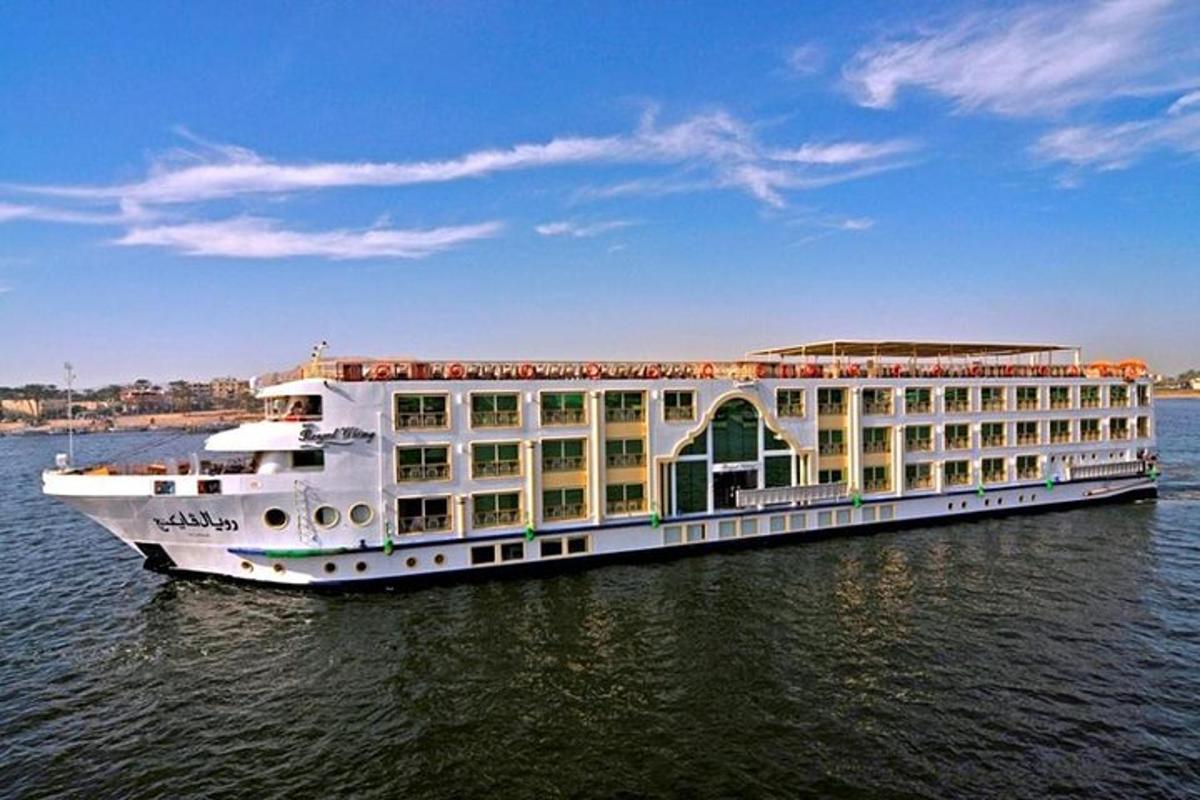 Un gran crucero blanco en el agua