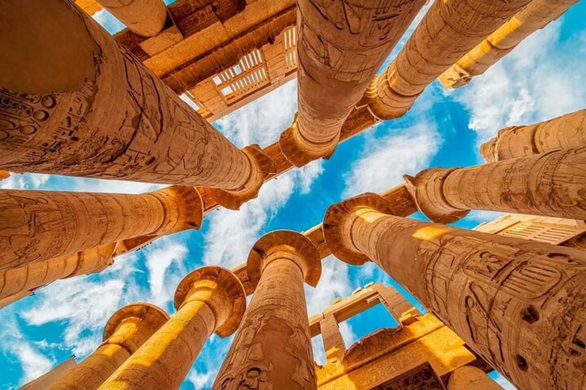 una vista del cielo dal basso di un edificio