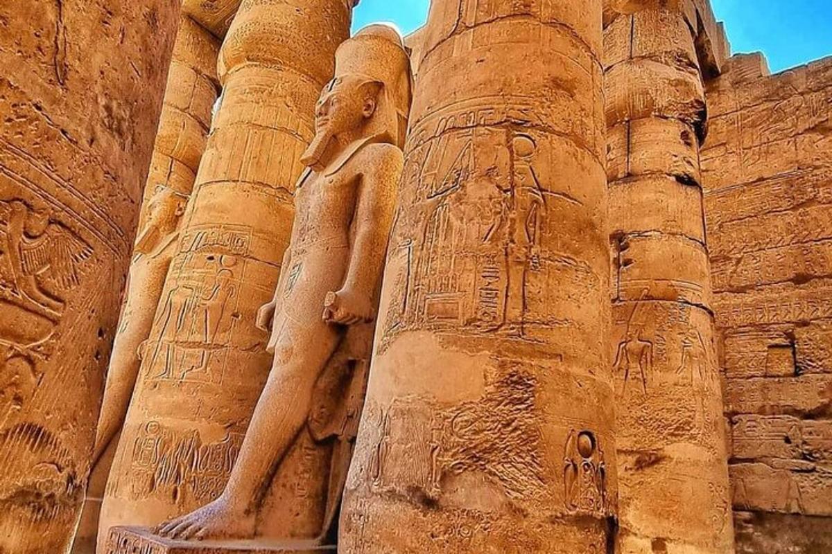 un antico edificio con una statua di Anubi
