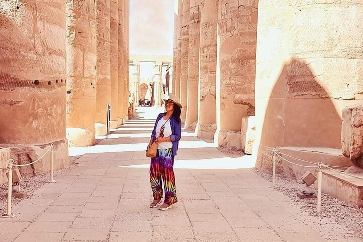 una donna in piedi nel corridoio di un edificio