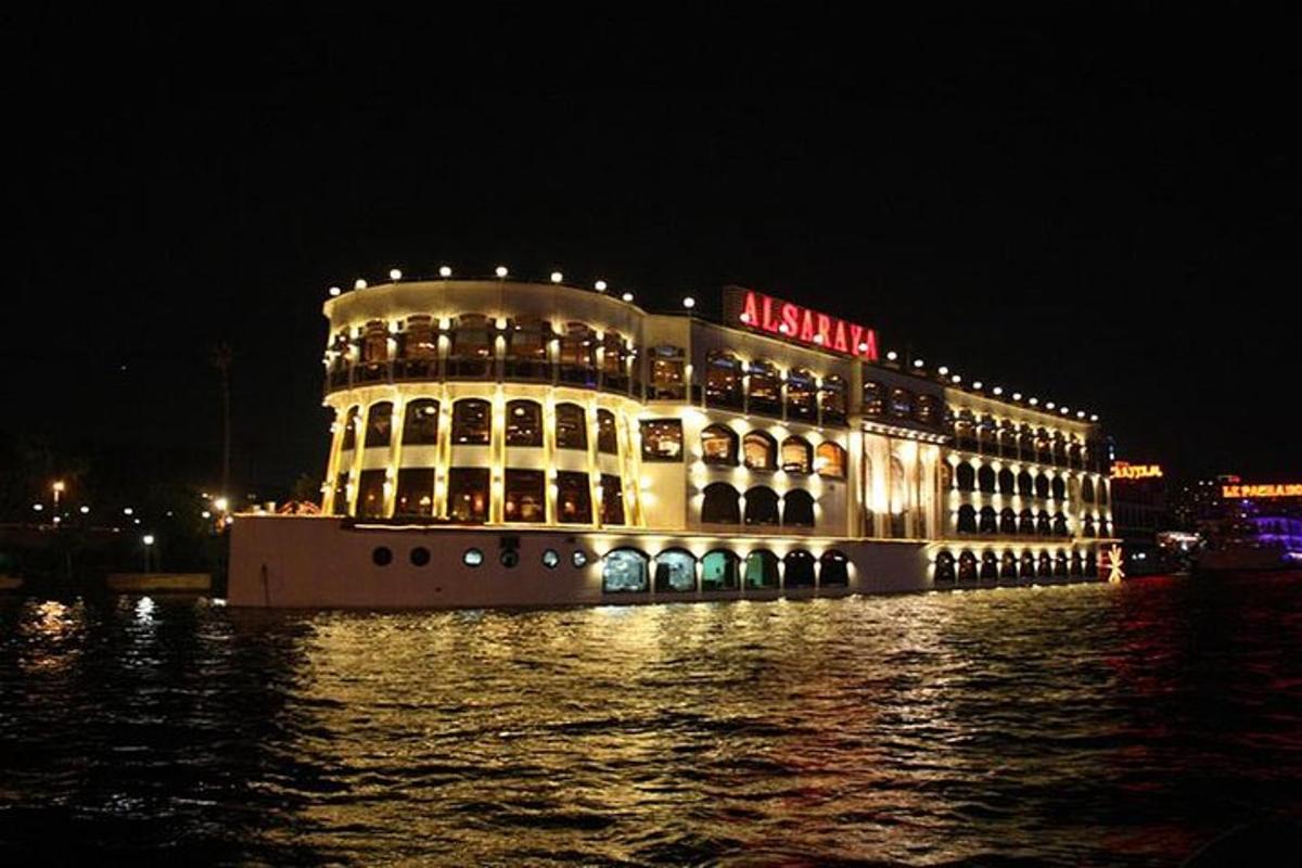 um grande edifício na água à noite