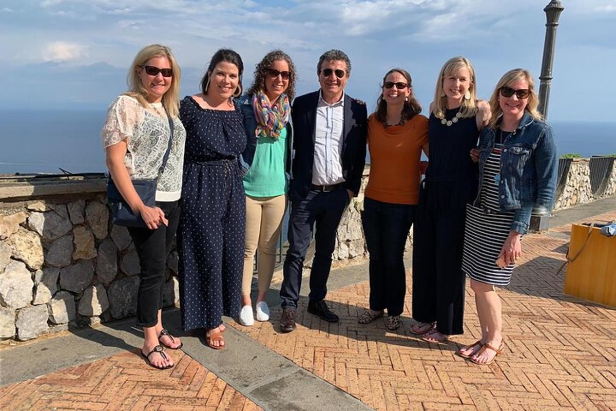 un grup de femei care pozează pentru o fotografie pe un perete