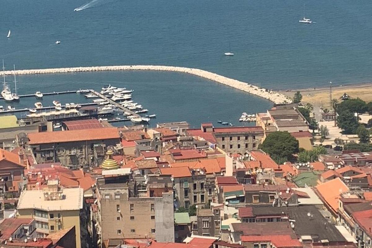 uma cidade com um porto e barcos na água