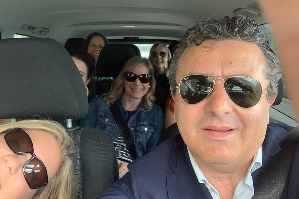 um grupo de pessoas sentadas em um carro