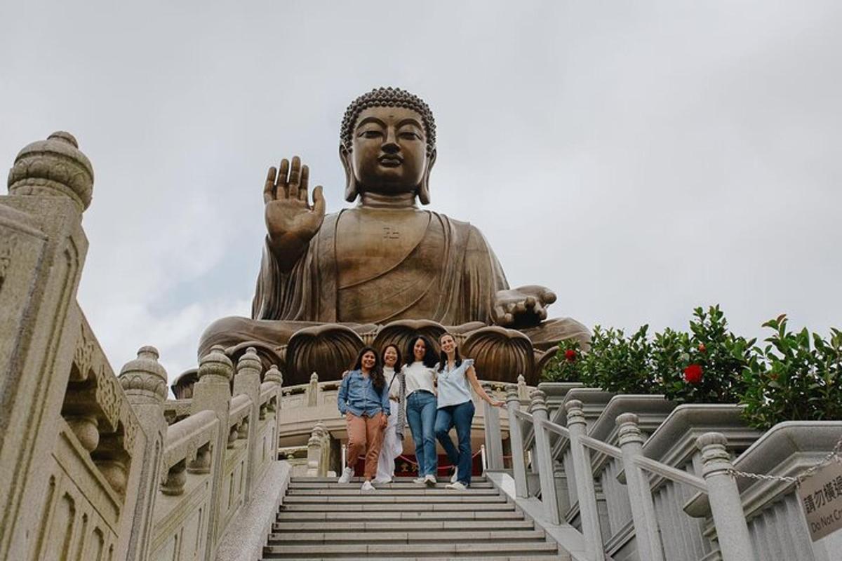 三个女孩走上雕像前的楼梯