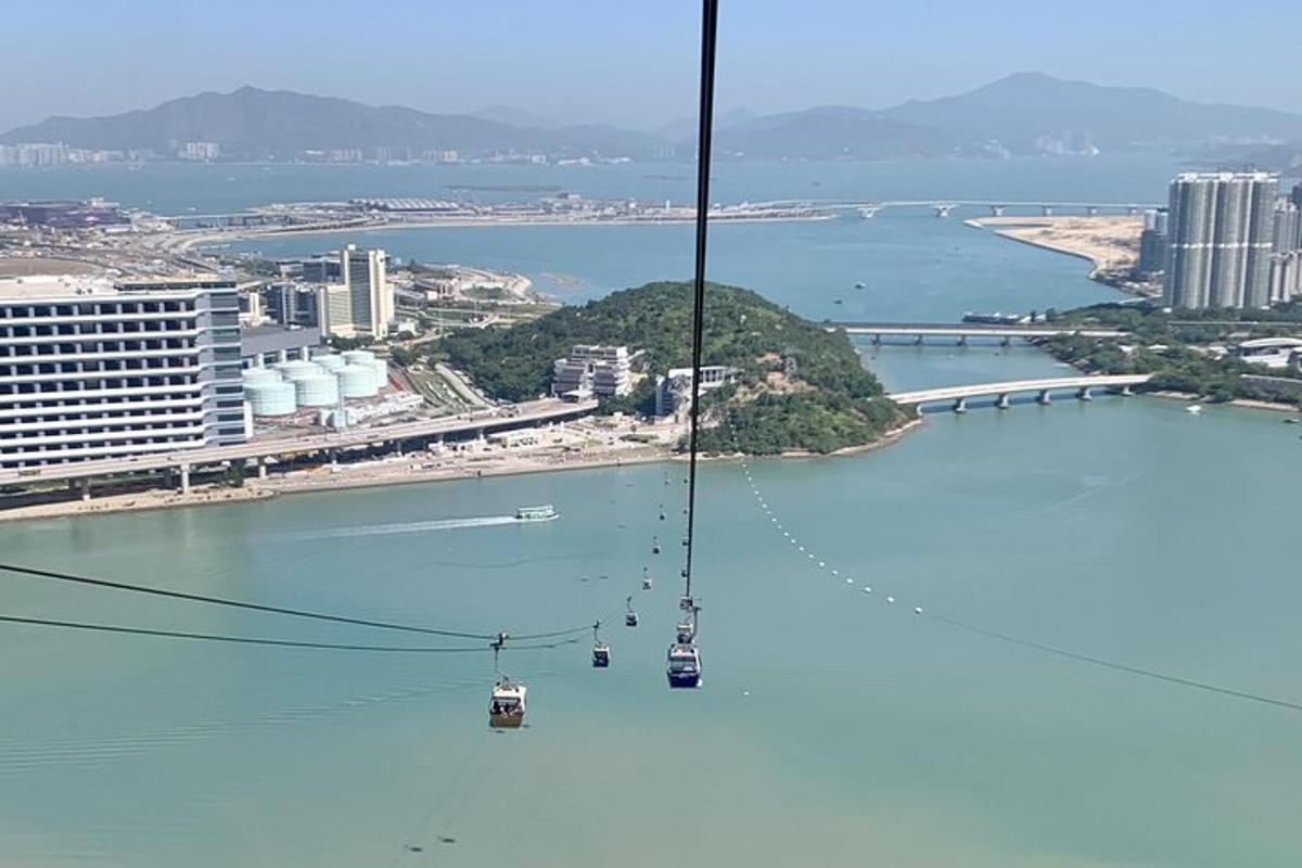 两辆汽车乘坐缆车穿越水面
