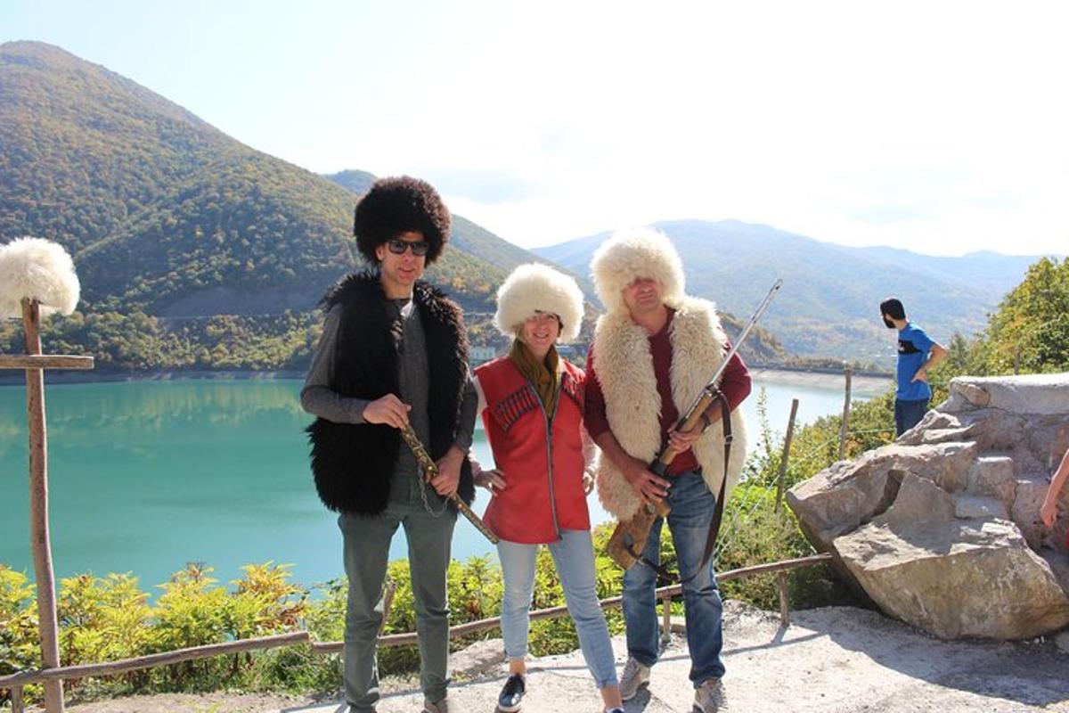 Un grupo de tres mujeres de pie frente a un lago.